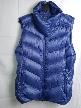 L.L. Bean Downtek Women's Puffer Vest in Deep Blue - Large